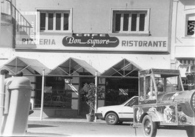 Café //Bon signore//, Mitre casi Sarmiento, frente a la plaza.