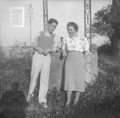 Pareja junto a pozo de agua