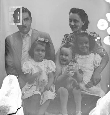 Rogelio Bustos con su esposa e hijos (negativo defectuoso)