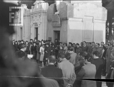 Grupo en cementerio