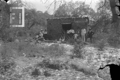Grupo en rancho de piedra