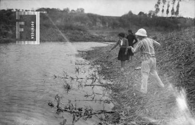 Niños pescando