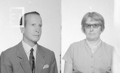 Carlos Moyano (izquierda) y dama desconocida (derecha)