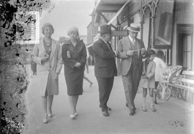 Carlos L. Bustos con sus hijas Margarita y Nelly y dos amigos, en la rambla de Mar del Plata