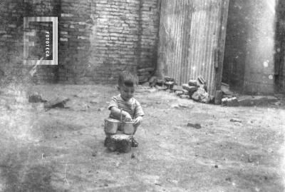 César A. Bustos jugando en patio