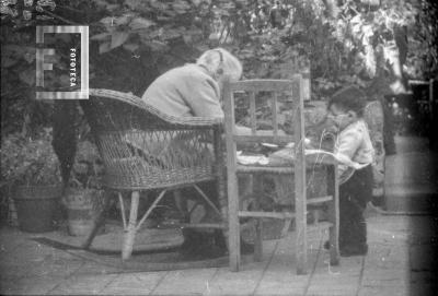 María Purificación de Ruiz con su nieto César Alberto Bustos en patio de Ameghino 184 (hoy 186)