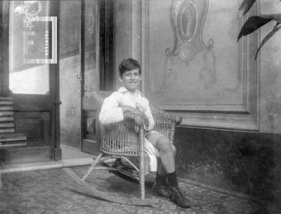 Niño en sillón de mimbre