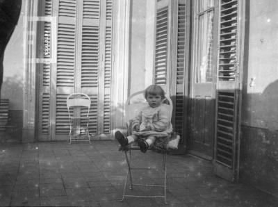 Niña sentada en patio