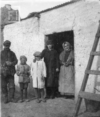 Grupo en puerta de rancho
