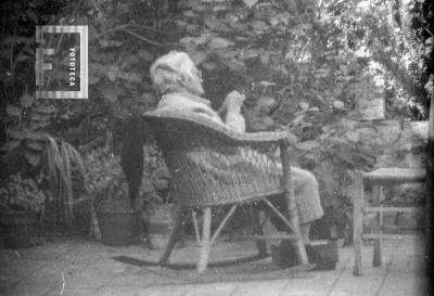 María Purificación de Ruiz en patio de Ameghino 184 (hoy 186)