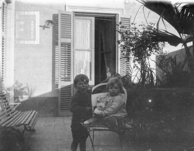 Niño y niña en patio