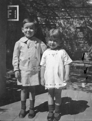 Niño y niña de pie