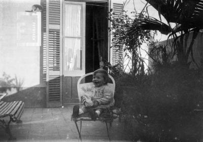 Niña sentada en patio
