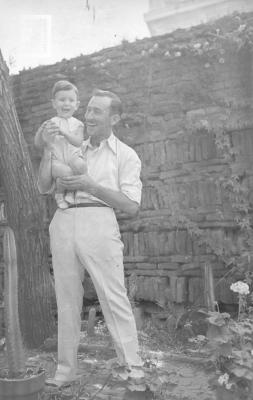 Fabio Arámburu con su hijo Fabio (Bibín) en brazos