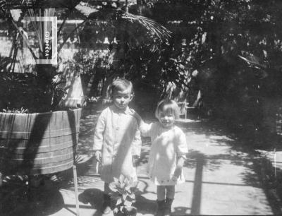 Niño y niña en patio