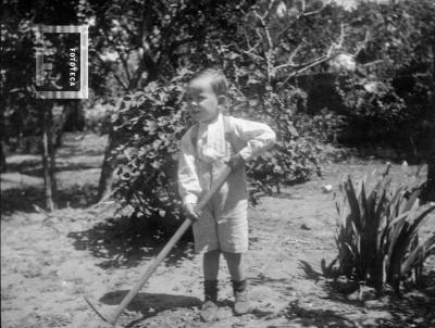 Niño con azada