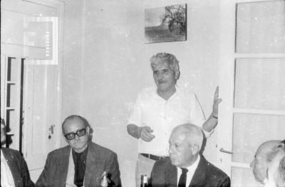 Astul Urquiaga hablando en reunión
