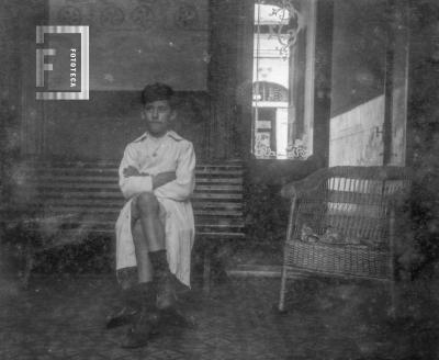 Niño sentado con guardapolvo