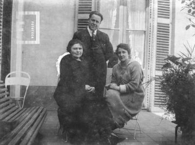 Señor con dos damas en patio