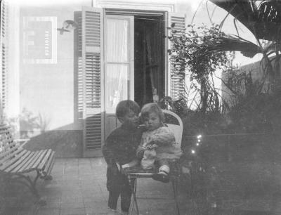 Niño y bebé en patio
