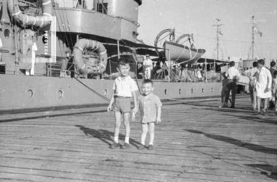 César A. y Raúl O. Bustos en muelle de Cabotaje. Visita Fragata de la Armada