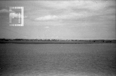 Vista de la isla y la ciudad de San Nicolás desde la Fragata Azopardo, navegando por el Paraná