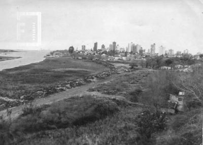 Continuación Avenida Costanera, vista de la ciudad desde barrancas al norte.