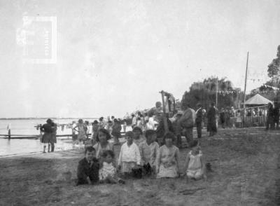 Niños en la costa