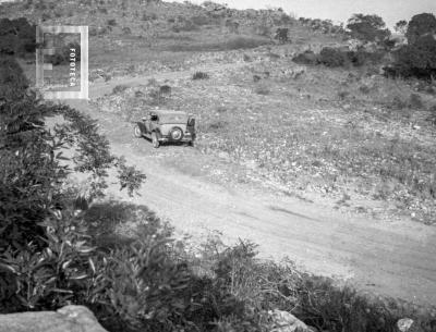 Automóvil en camino de Córdoba