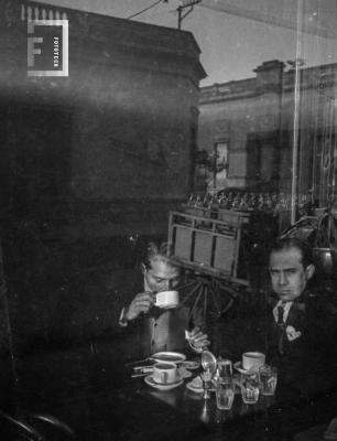 En el café