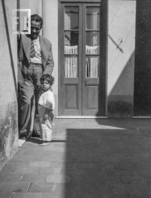 Sr. y niño en patio