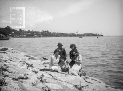 Grupo en la costa cercana al Puerto Nuevo