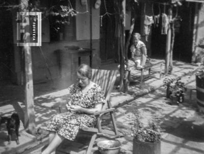 Dos señoras en patio y corredor