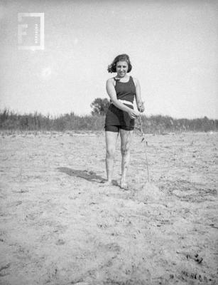 Dama en la playa