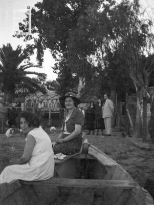 Dos damas sobre canoa en Club de Regatas