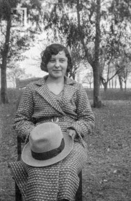 Dama en el campo de Müller, en Godoy