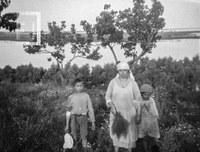 Mujer y niños sobre la barranca