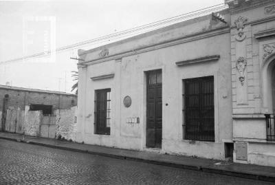 Casa de Ameghino entre Almafuerte y 25 de Mayo, vereda impar