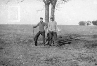 César C. Bustos y amigo en el campo de Müller, en Godoy