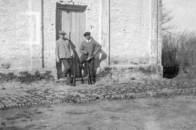 Dos hombres con escopeta