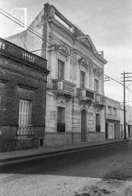 Casa de Víctor Gard, calle 25 de Mayo entre Ameghino y España, vereda par, lindante con casa familia Porthé