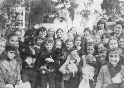 Patricio Vercelli en su zoológico, junto a visitantes
