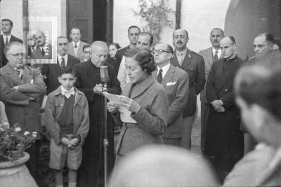 Acto en Casa del Acuerdo. Sra. Icaza de García disertando