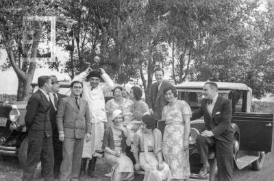Grupo con Walter S. Cartey y Carlos N. Bustos junto a automóviles