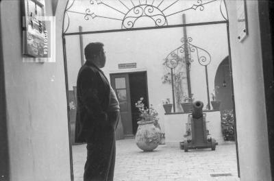 Sr. en zaguán Casa del Acuerdo