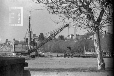 Máquina trabajando en zona costanera