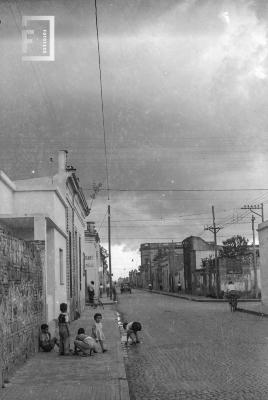 Niños jugando en la vereda de calle Ameghino al 190