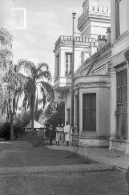 Grupo con César Carlos Bustos junto al castillo de Obligado