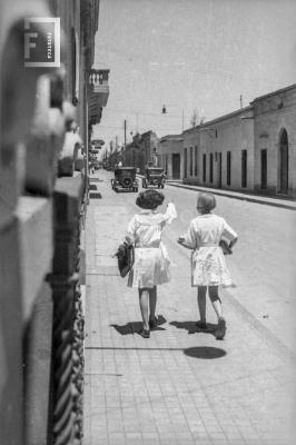 Niñas de guardapolvos por calle Nación entre Rivadavia e Italia