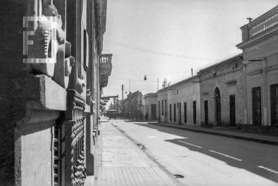 Calle Nación desde el Nº 122 hacia calle Francia. Se ve la Casa del Acuerdo